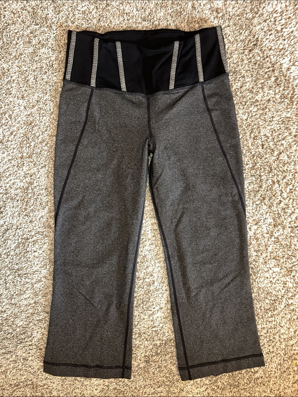 Lululemon Women's Tadasana Slit Crop
Capri Yoga Pants Sz 6 Gray Stretch